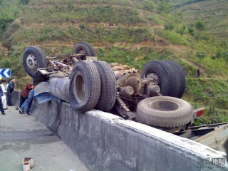 Illustration for article titled Scary Chinese Truck Crash Taunts Laws Of Gravity